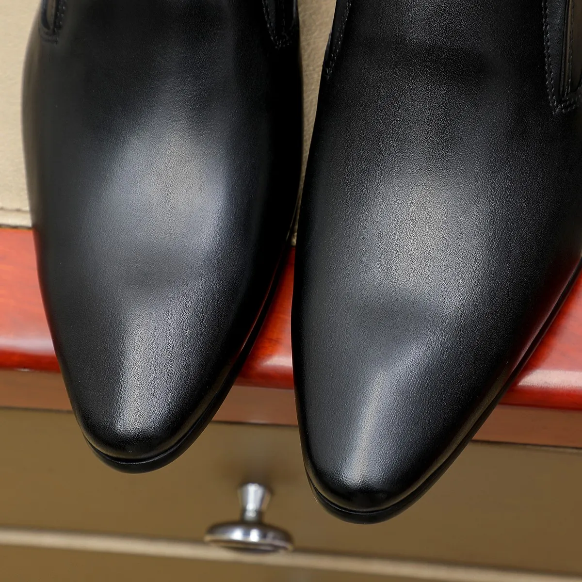 Men's shoes 💰540 💰 Louis Vuitton LV ® Autumn and Winter 🆕 models 🔛Full shoe counter First layer cowhide, 🐂Leather lined casual shoes for men, super soft outsole, essential for driving. Counter synchronization Original first layer cowhide Completely 1:1 mold customization 🌹Top version, 3 colors available! Number: 38-45 (37.46. Customized)